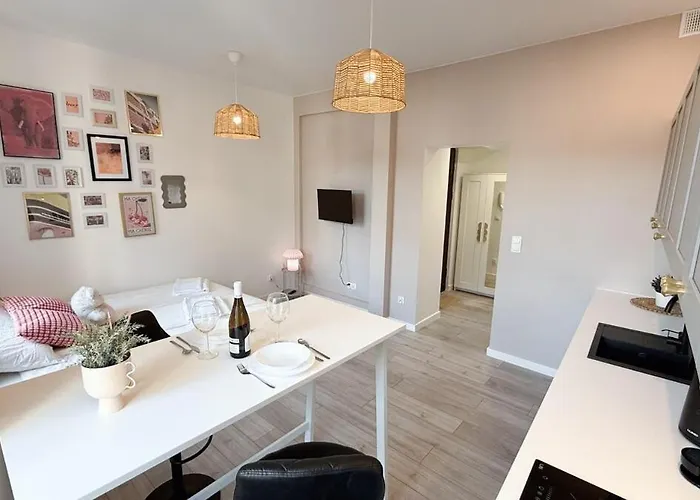 아파트 Stylish On A Historic & Trendy Street 비드고슈치